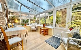 New Tower House - At 10 Pear Tree Court With Parking